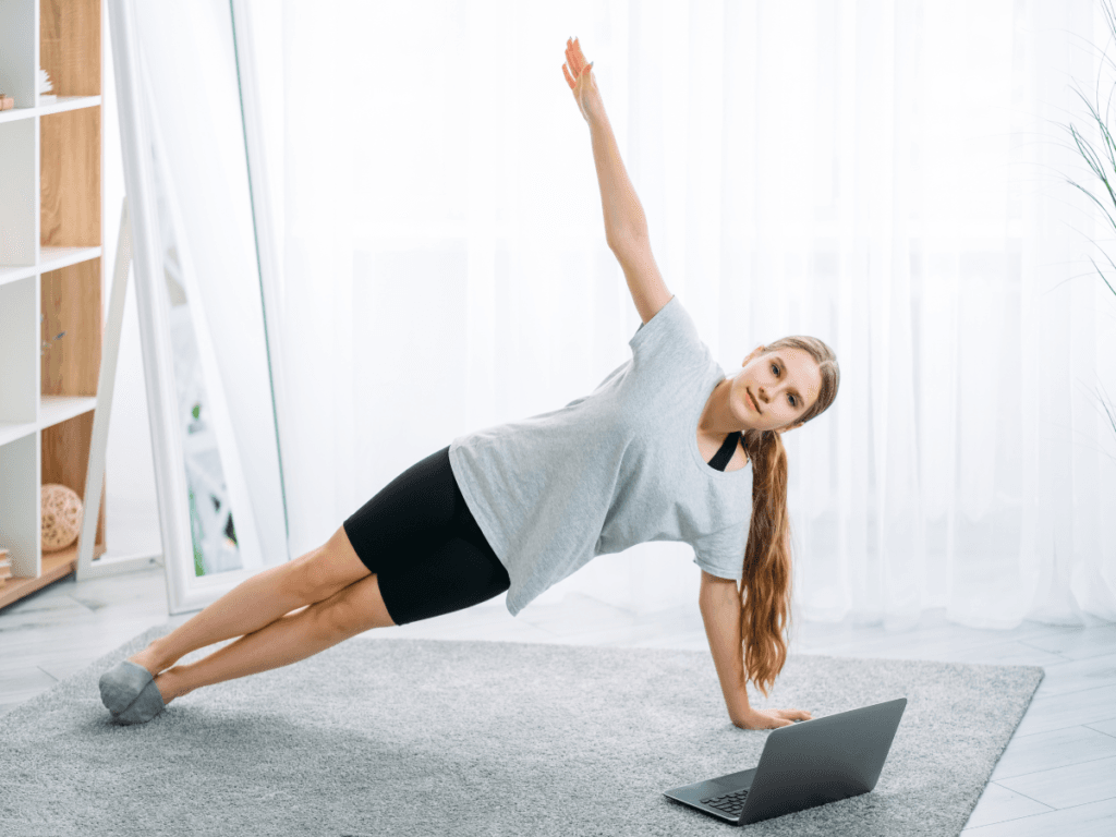 Mulher praticando Pilates online em casa